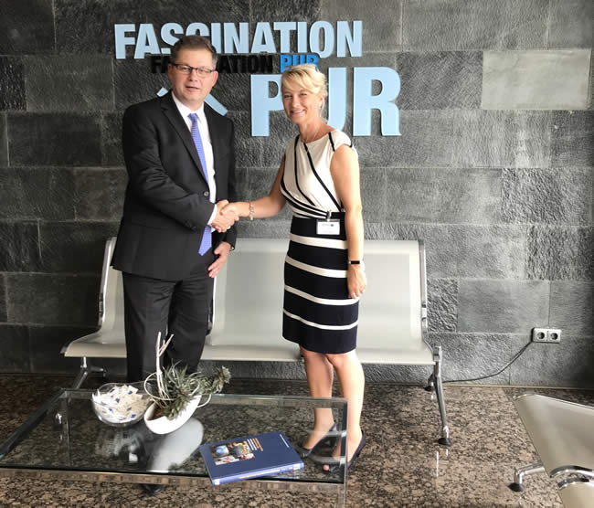Ruth Wootton, Managing Director, CTM with Rolf Trippler, Managing Director Sales, Hennecke GmbH, at the contract signing in Sankt Augustin
