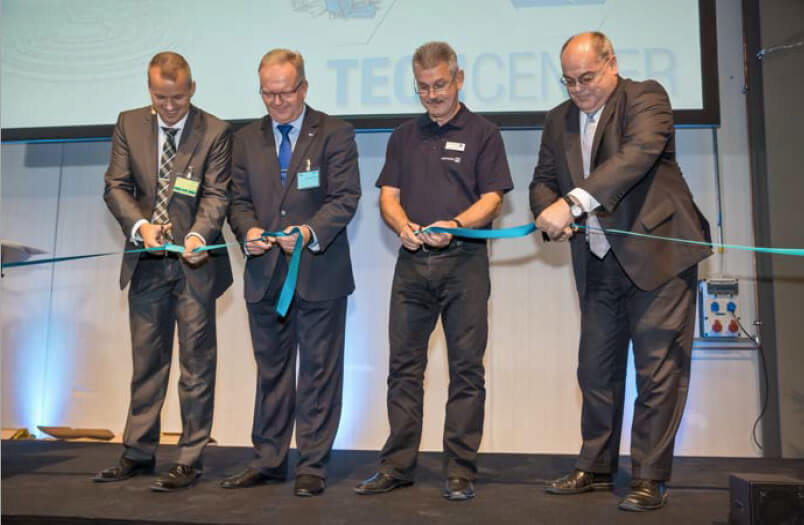 Ceremonial opening of the new application technology TECHCENTER. From l. to r.: Jens Winiarz (Head of Sales CSM Spray Technology and New Technologies, Hennecke GmbH), Dr. Hans W. Schloz, FSK Managing Director), Jürgen Wirth (Head of Development and Application Technology, Hennecke GmbH), Alois Schmid (Managing Director of Technology, Hennecke GmbH).