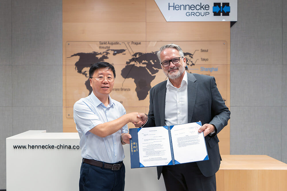 Signing of the cooperation agreement at Hennecke Machinery Shanghai on July 29, 2025. From left to right: James Zhang, Deputy Managing Director YIZUMI and Thomas Wildt, CEO of Hennecke GROUP.