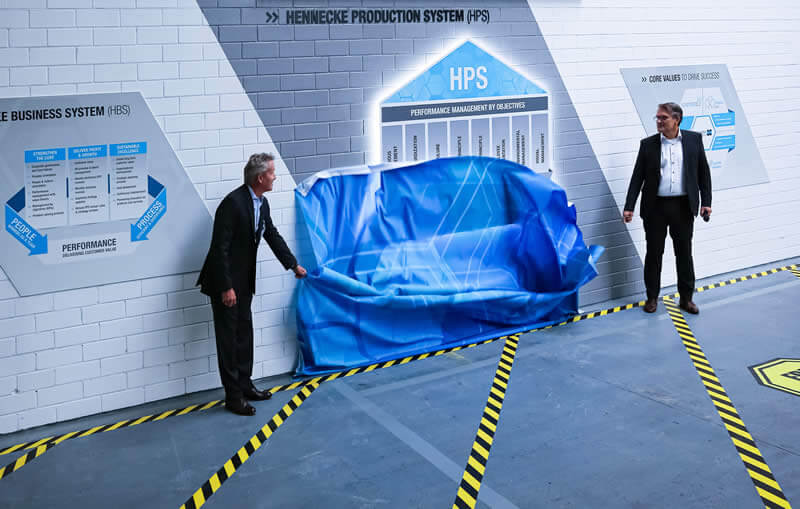 Unveiling the HPS depiction at the inauguration of the new production system by Rolf Friedli, Chairman of the Advisory Board Hennecke GROUP and Thomas Wildt, CEO Hennecke GROUP (from L to R)