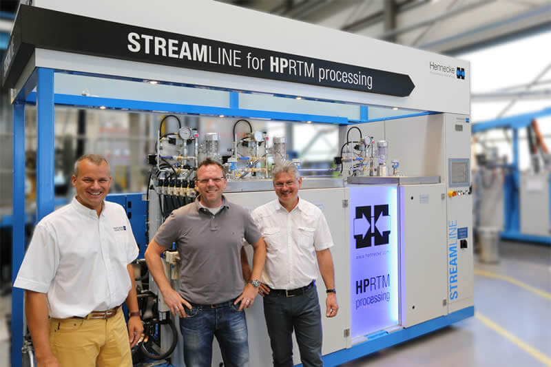 Cumulative know-how of fibre composite components production (from left to right): Jens Winiarz (Head of Sales Composites & Advanced Applications), Jens Geuer (Product Manager Lightweight Technologies), and Jürgen Wirth (Manager Application & Development Technology) in front of the new 3-Component STREAMLINE in the Hennecke TECHCENTER