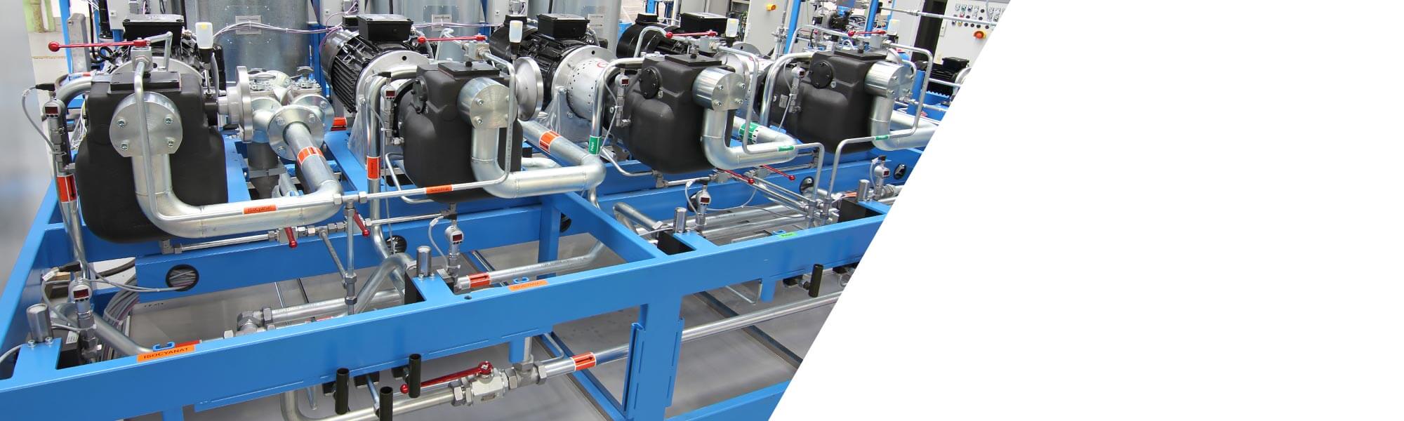 Low-pressure metering machine with high outputs for manufacturing high-grade slabstock foams